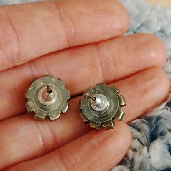 Elegant Green and Silver Stud Earrings - Picture 5 of 8